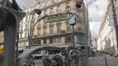 Paris, Fransa- Ağustos 2018: Paris metropolünün girişi. Güzel evler ve tipik şehir manzarası. Sahte korkuluklar ve Fransız tarzında alışılmadık ışıklar. Yavaş Çekim