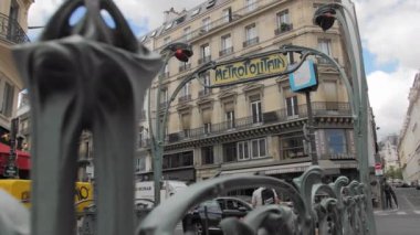 Paris, Fransa- Ağustos 2018: Paris metropolünün girişi. Güzel evler ve tipik şehir manzarası. Sahte korkuluklar ve Fransız tarzında alışılmadık ışıklar. Yavaş Çekim