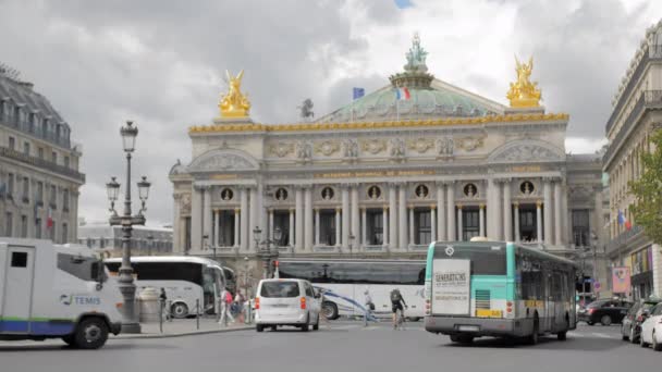 PARÍS, FRANCE- Agosto 2018: Distrito de la Ópera de París. Paisaje urbano, autobuses, coches, tráfico. Moción lenta — Vídeo de stock