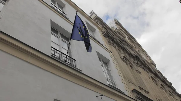パリ中心部の認識されていない建物に欧州連合の旗。フランス — ストック写真