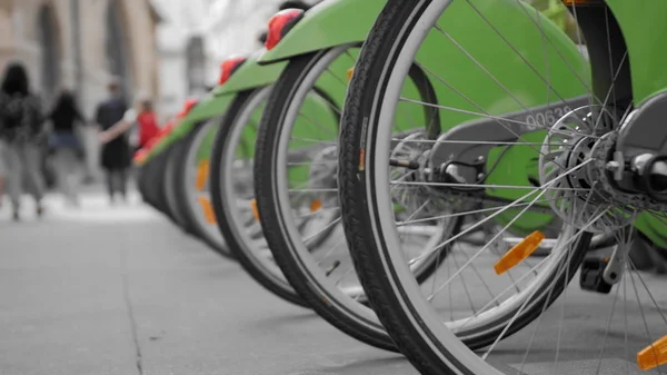 Nombreux vélos à louer dans les rues de Paris. Roue arrière en gros plan. Dans le contexte vont des gens non reconnus. Le concept d'un mode de vie sain. Mouvement lent Photos De Stock Libres De Droits