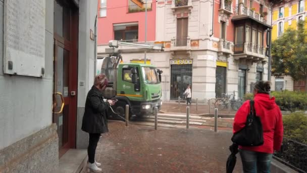 Milaan, Italië-april 2019: Working Man reinigt de stoep en de weg met een automatische Wash — Stockvideo