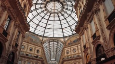 Milano, İtalya - Mayıs 2019: Cam kubbe ve iç galeri Vittorio Emanuele. Alışveriş ve pahalı lüks mağazalar kavramı. Yavaş çekim, dolly çekim