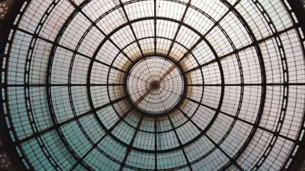 Milano, Italien-maj 2019: glas Dome Galleri Vittorio Emanuele. Begreppet symmetri. All-Round Panorama — Stockvideo