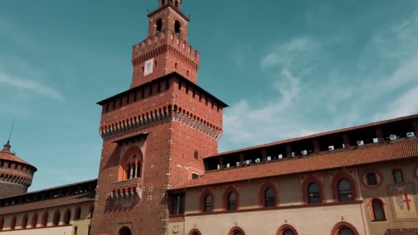 Milan, Italie - Mai 2019 : Mur de la forteresse avec une tour d'entrée. Le concept de structures de protection. Belle journée ensoleillée. Au ralenti. Panorama — Video