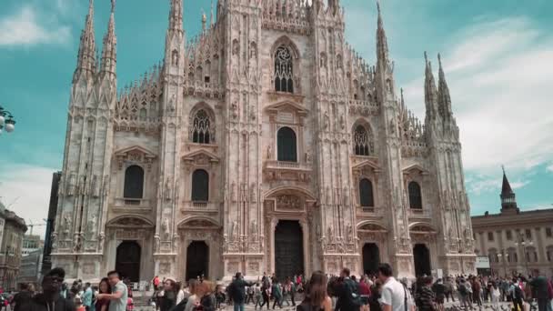 Μιλάνο, Ιταλία-2019 Μαΐου: τουρίστες κοντά στο κύριο αξιοθέατο. Καθεδρικός ναός Duomo. Καθαρή ηλιόλουστη μέρα. Αργή κίνηση — Αρχείο Βίντεο