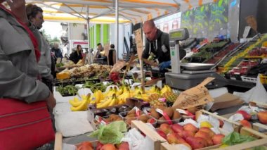 Venedik, Mestre, İtalya - Mayıs 2019: satıcı malları tezgahın üzerine koyar. Pazarda meyve ve sebze satmak. Yavaş çekim