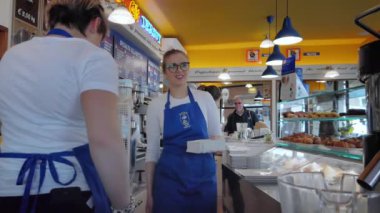 Venedik, Mestre, İtalya - Mayıs 2019: Barista ve bir kafe fırınındaki satıcılar sabahları kahve hazırlar ve müşterilere hizmet vermektedir. Yavaş çekim