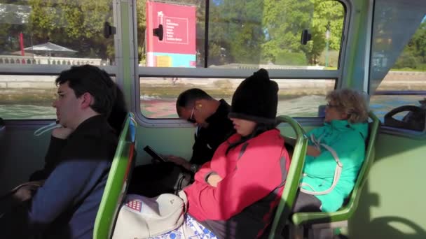 Venetië, Italië-mei 2019: slapende mensen overdag, een man en een vrouw bewegen op een watertram van een vaporetto. Het concept van vermoeidheid en uitputting langs de weg. Slow Motion — Stockvideo