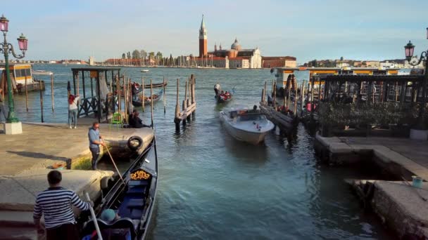 VENISE, Italie - Mai 2019 : Le passager débarque de la télécabine. Gondolier aide. Au milieu des sites touristiques de Venise. Mouvement lent — Video