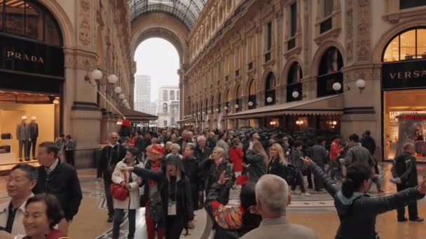 밀라노, 이탈리아 - 2019년 5월 : 비토리오 에마누엘레 갤러리에서 많은 다인종 관광객과 비싼 고급 상점. 슬로우 모션 — 비디오