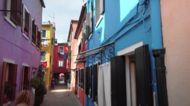 Burano, Venedik, İtalya - Mayıs 2019: Venedik lagününde renkli evlere sahip küçük İtalyan sokaklarının atmosferi. Yavaş çekim