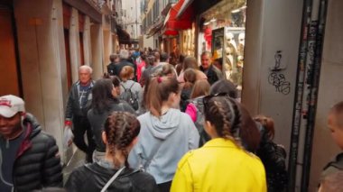 Venedik, İtalya - Mayıs 2019: Bir Avrupa şehrinin dar sokaklarında yürüyen turist kalabalığı. Vitrinlerin arka planında. Yavaş çekim