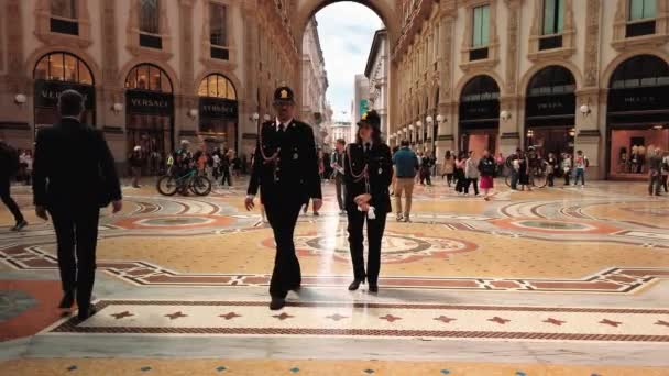 Milano, Italia - Maggio 2019: Due poliziotti, un uomo e una donna di pattuglia nella galleria Vittorio Emanuele. Concetto donna nella professione maschile. Rallentatore — Video Stock