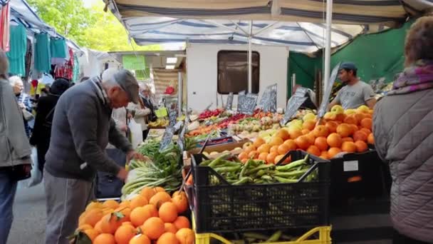 VENICE, Mestre, ITÁLIA - Maio 2019: o idoso escolhe verduras e frutas em um bazar no centro da cidade. Movimento lento — Vídeo de Stock