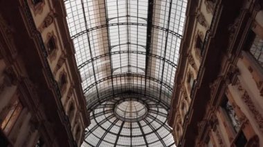 Milano, İtalya - Mayıs 2019: Vittorio Emanuele galerisinde cam tavan ve kubbe. Yavaş çekim