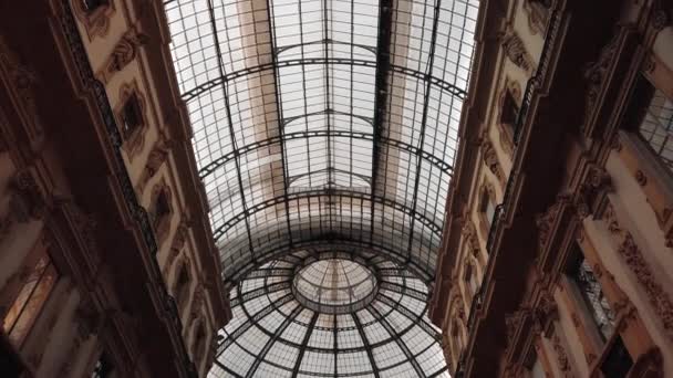 Milano, Italia - Maggio 2019: soffitto e cupola in vetro nella galleria Vittorio Emanuele. Rallentatore — Video Stock