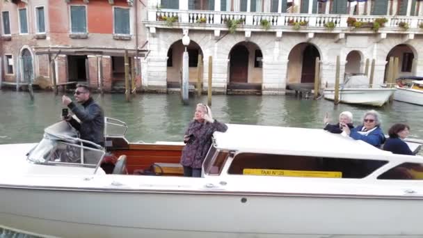Venetië, Italië-mei 2019: jonge taxi boot bestuurder gebaren verontwaardigd. Ontevreden. Oudere mensen gebruiken smartphones om Foto's te maken. Slow Motion — Stockvideo