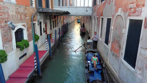 Venetië, Italië-2019 mei: een eenzame toerist zwemt langzaam in een gondel op een romantisch kanaal. Achter een aantal andere gondels. Het concept van verloren liefde en eenzaamheid in een relatie. Slow Motion — Stockvideo