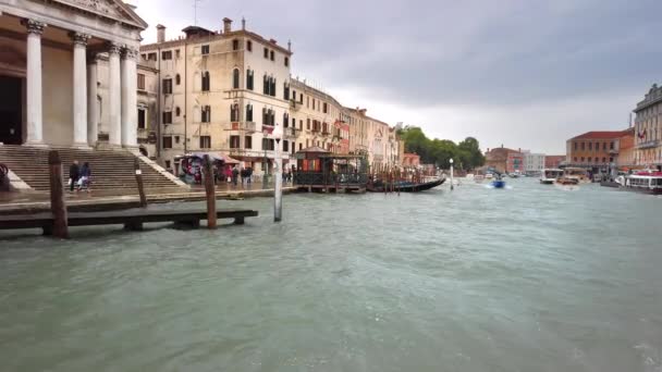 VENECIA, Italia - Mayo 2019: Vista de la ciudad desde el gran canal. Las principales atracciones. Movimiento lento . — Vídeos de Stock