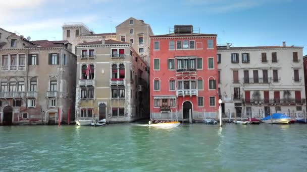 VENEZIA, Italia - Maggio 2019: Le persone navigano in barca lungo il canale della laguna. Sullo sfondo di case storiche medievali. Rallentatore — Video Stock