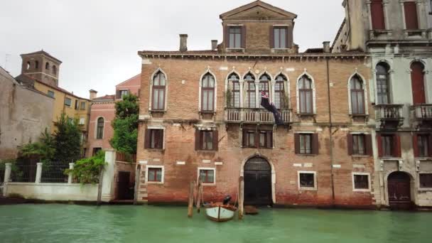 VENICE, Itália - Maio de 2019: Bandeira da Austrália no mastro da bandeira do edifício no Grande Canal. Velho barco atracado. Dolly atirou. Movimento lento — Vídeo de Stock