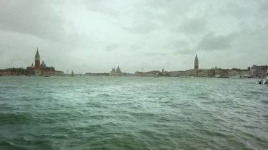 Venedik, İtalya - Mayıs 2019: Fırtınalı hava. yağmur ve dalgalar. Yavaş çekim