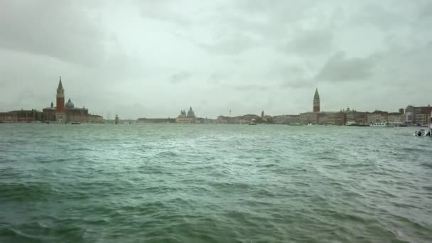 VENICE, Itália - Maio 2019: Tempo tempestuoso. chuva e ondas. Movimento lento — Vídeo de Stock