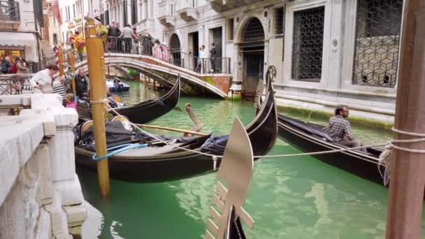 VENICE, Italia - toukokuu 2019: Venetsian ilmapiiri. Monet monirotuiset turistit ottavat kuvia ja nauttivat gondoliajelusta. Hidastus — kuvapankkivideo