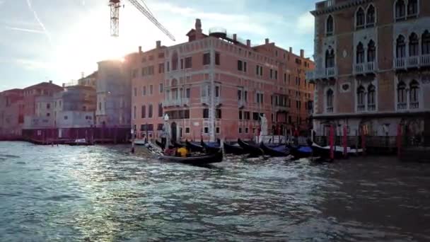 Venetië, Italië-2019 mei: zonsondergang in Venetië. Canal Grande. Gondolier bestuurt de gondel. Slow Motion — Stockvideo