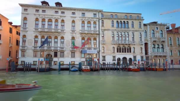 Venetië, Italië-mei 2019: luxe taxi boot van Venetië zwemt langs de camera bij zonsondergang tegen de achtergrond van de huizen van het Canal Grande. Slow Motion — Stockvideo