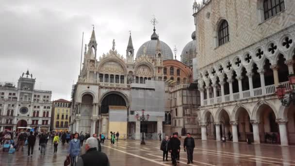 VENICE, Itália - Maio de 2019: Praça de São Marcos e o palácio, a vida habitual da cidade. Movimento lento . — Vídeo de Stock