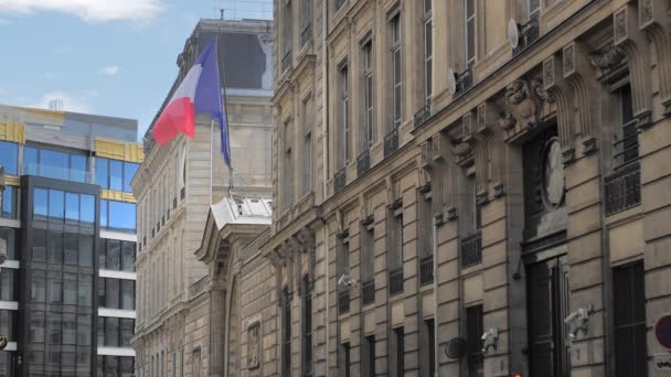 Frankrikes flagga och Europeiska unionen vågor i vinden i en historisk byggnad mot bakgrund av en modern byggnad. Slow motion — Stockvideo