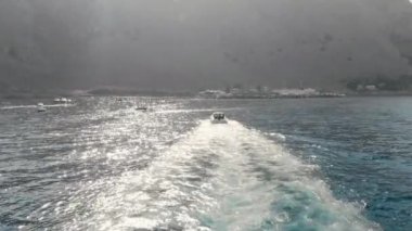 Gün batımında beyaz lüks bir yat üzerinde Sinematik Span. Güneş ışınları romantik bir şekilde çerçeveye düşer. Su lüks gevşeme kavramı. Su scooter arka planda hareket. Hava
