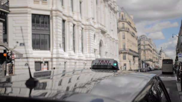 Паризьке таксі. Світло зелене, таксі безкоштовне. На тлі розмитого міського ландшафту. Закри. Повільний рух — стокове відео