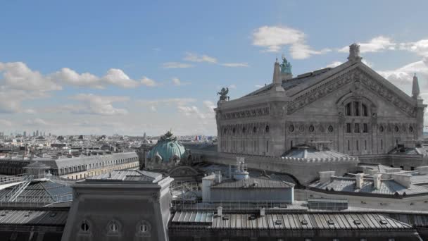 Vista desde la plataforma de observación de la galería La Fayette Paris desde una altura. A lo lejos están las banderas de Francia y la Unión Europea, el edificio de la ópera. Los techos de la capital de — Vídeo de stock