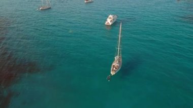 Palermo, Sicilya, İtalya - Ağustos 2019: Berrak turkuaz suda duran yatlar ile Sinematik Span. Akdeniz. Sessizlik ve rahatlama kavramı. Havadan insansız hava aracı vuruldu.