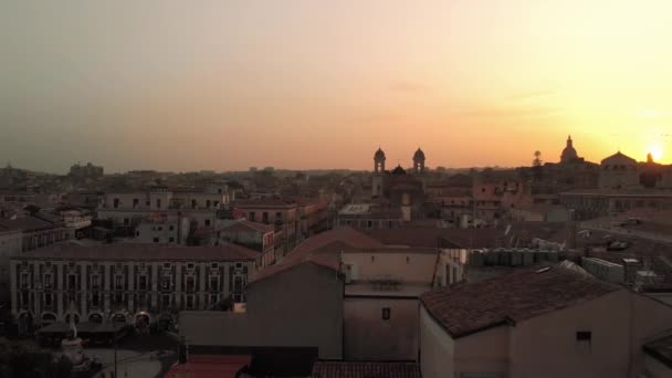 タオルミーナ、シチリア、イタリア - 2019年8月:ヨーロッパの都市の中心部に映画スパン。夕焼けの時間フレームには、家の屋根と中央広場があります。空中ドローンショット — ストック動画