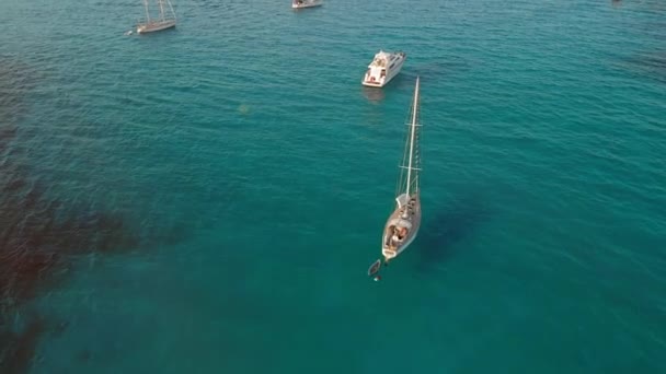 Palermo, Sycylia, Włochy-sierpień 2019: Cinematic span z jachtów stojących w przezroczystej turkusowej wodzie. Morza Śródziemnego. Koncepcja ciszy i relaksu. Strzał z drona antenowego. — Wideo stockowe