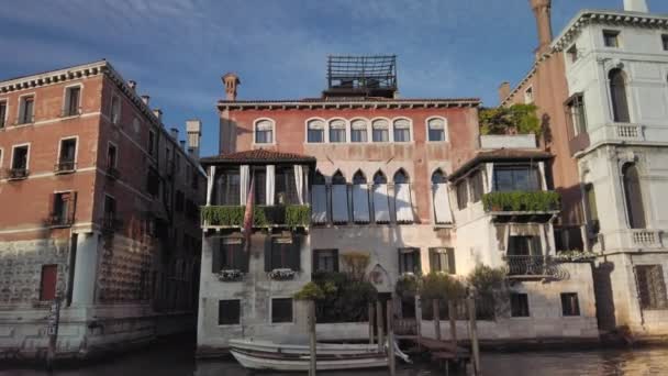 Venetië, Italië-mei 2019: groene ruimten van planten op de balkons en daken van huizen in Venetië. Milieu veiligheidsconcept. Frisse lucht. Slow Motion — Stockvideo