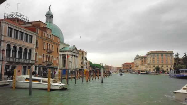 ヴェネツィア、イタリア - 2019年5月:大運河のボートや観光スポット。柱付きの家、橋の下のカメラ。スローモーション — ストック動画