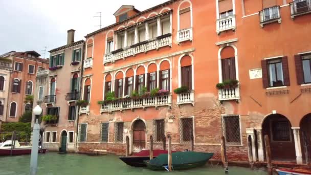 Βενετία, Ιταλία-2019 Μαΐου: τυπικός Βενετσιάνος δρόμος. Τα σπίτια είναι ακριβώς πάνω στο νερό. σκάφη αγκυροβολημένα κοντά. Πολλοί πράσινοι χώροι στα σπίτια. αργή κίνηση — Αρχείο Βίντεο