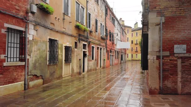 VENICE, Italy - May 2019: Drying clothes on a rainy day. Typical italian street on a rainy day. The concept of evil deeds that do not make sense. slow motion — Stock Video