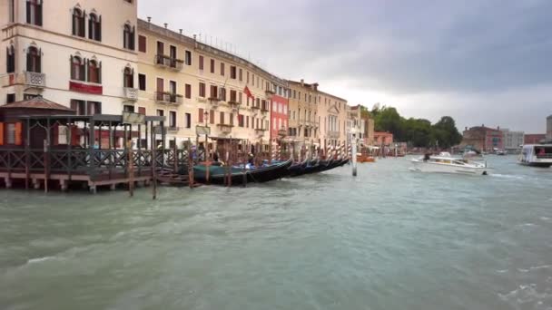 Venice, Olaszország-május 2019: pusztító és piszkos házak Velence. A koncepció a megsemmisítése műemlékek építészet. Keretében a gondola. lassított mozgás — Stock videók