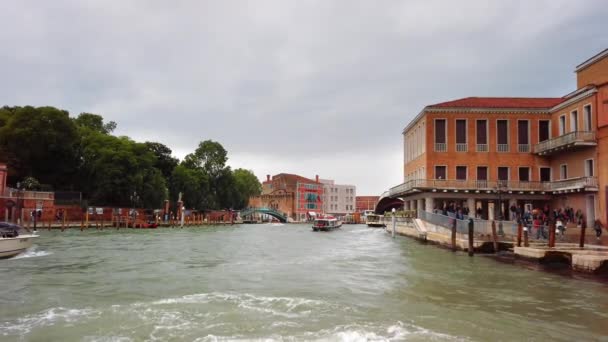 Venice, Olaszország-május 2019: Grand Canal, a terület a vasútállomás. A tenger aggasztó, hogy esik az eső. lassított mozgás — Stock videók