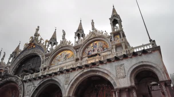 VENECIA, Italia - Mayo 2019: Panorama de la fachada oeste de la basílica de San Marcos en Piazza San Marco. Clima otoñal lluvioso. cámara lenta . — Vídeo de stock