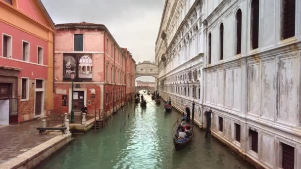 Venetië, Italië-mei 2019: gondels in de buurt van het Doges-paleis. Tegen de achtergrond is een brug der Zuchten. Slow Motion — Stockvideo