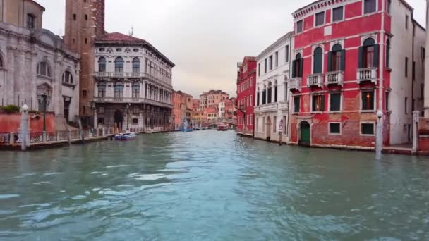 Wenecja, Włochy-maj 2019: skrzyżowanie ulic kanału wodnego. Domy są pochowane w wodzie. W tle, most nad Canal Grande. Piękna panormama wykonana z efektem pralax. Zwolnionym — Wideo stockowe