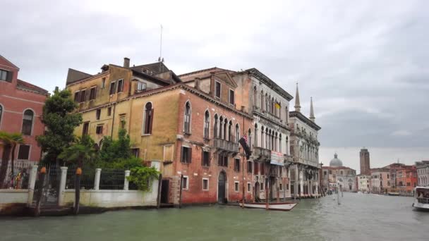 Venedik, İtalya - Mayıs 2019: Panorama güzel antik ev su üzerinde duruyor. Avustralya Büyük Kanal Elçiliği. yavaş çekim — Stok video