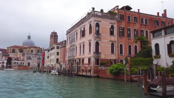 Βενετία, Ιταλία-2019 Μαΐου: η κάμερα γλιστράει σαν βάρκα κατά μήκος ενός μεγάλου καναλιού. Πολλά τυπικά σπίτια και πράσινοι χώροι πάνω τους. αργή κίνηση — Αρχείο Βίντεο